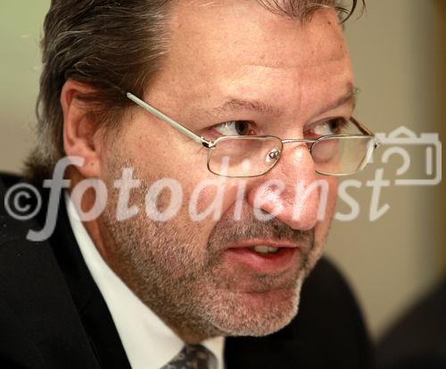 (c) fotodienst / Walter Luger - St. Pölten, am 20.10.2010 - MIT EINEM LÄCHELN ZUM ZAHNARZT, Pressekonferenz der Landeszahnärztekammer für NÖ. Niederoesterreichs Zahnärzten wird die BESTNOTE ausgestellt. Die Landeszahnärztekammer NÖ bringt mit der neuen Initiative 