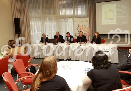 (c) fotodienst / Walter Luger - St. Pölten, am 20.10.2010 - MIT EINEM LÄCHELN ZUM ZAHNARZT, Pressekonferenz der Landeszahnärztekammer für NÖ. Niederoesterreichs Zahnärzten wird die BESTNOTE ausgestellt. Die Landeszahnärztekammer NÖ bringt mit der neuen Initiative 