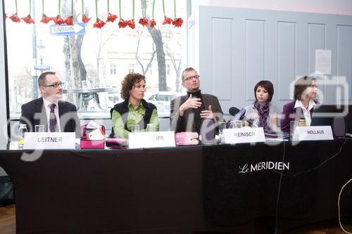 (c) fotodienst / Anna Rauchenberger - Wien, am 26.11.2009 - 'Crohnisch krank' ? ein Leben mit der chronisch-entzu?ndlichen Darmerkrankung Morbus Crohn. In der Presseveranstaltung im Hotel Le Meridien sprachen Betroffene und Ärzte u?ber die Probleme der Morbus Crohn-Patienten und zeigten, welche weiteren Hilfestellungen es gibt, die die Situation der Erkrankten verbessern können. FOTO v.l.: Mag. Michael Leitner, MAS, Public Health PR, Ing. Evelyn Schauer, Betroffene, Leiterin der steirischen Zweigstelle und Kinder- und Jugendbeauftragte der Österreichischen Morbus Crohn und Colitis ulcerosa Vereinigung ÖMCCV, Univ.-Prof. Dr. Walter Reinisch, Universitätsklinik fu?r Innere Medizin IV, Medizinische Universität Wien, Simone Hollaus, Betroffene, Dr. Reingard Platzer, LKH Wiener Neustadt, 1. Interne Abteilung und Endoskopiezentrum