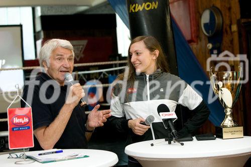 Hervis Pillow Fight: Von einer neuen Trendsportart, einem Weltmeistertitel und was dahinter steckt 
(C) fotodienst,  Martina Draper
Foto vlnr: Sigi Bergmann, Boxexperte und Moderatoren-Legende,Gudrun Grondinger, amtierende Weltmeisterin im Pillow Fight 