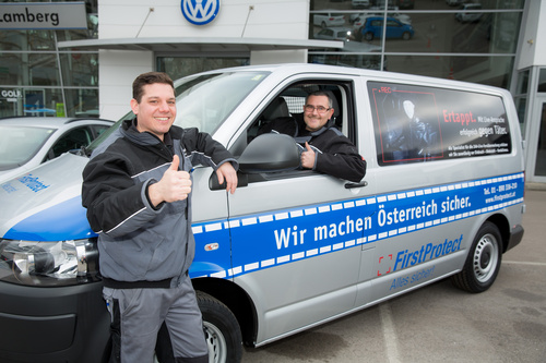 FirstProtect, Spezialist für 24h-Live-Fernüberwachung in Österreich, baut seine Sicherheitsflotte weiter aus. Bei der Übernahme der neuen Fahrzeuge in der vergangenen Woche waren auch die Geschäftsführer des deutschen Mutterhauses ProtectionOne anwesend. Im Bild: FirstProtect-Techniker im Einsatz.

(c) fotodienst / Anna Rauchenberger - Wien, am 18.02.2014 - First Protect