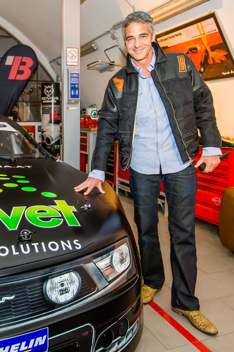 Motorsportpremiere: Das Team von Renauer Motorsport wird 2014 mit Dominik Tiroch in der US-NASCAR Wheelen Euro Series starten. Im Hot Rod Hangar Tribuswinkel präsentierte ORF-Moderator Christian Clerici Donnerstag abend Auto, Team, Fahrer und Sponsoren. Mit dabei der austro-amerikanische Filterhersteller dexwet, der seine Technologie erstmals unter den Extrembedingungen im Autorennsport testen will. Im Bild: Moderator Christian Clerici.