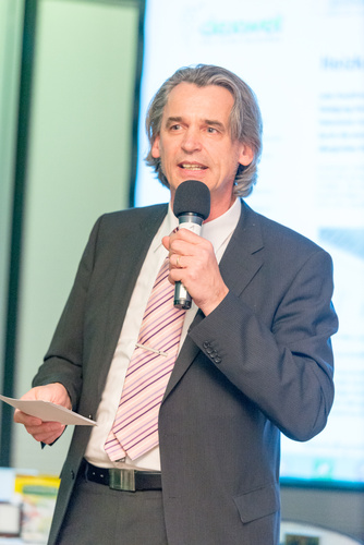 Auf der ordentlichen Hauptversammlung in Wien präsentierte der austro-amerikanische Filterhersteller dexwet International am Freitag seinen neuen Firmenauftritt und seine aktuellen, vielversprechenden Produktentwicklungen für Heizkörper und Automobilindustrie. Vorstand und Aufsichtsrat waren vollständig anwesend, das gut gelaunte und mehrheitlich vertretene Aktionärspublikum erlebte einen leidenschaftlichen Auftritt des Firmengründers. Mit dabei u.a. dexwet-Vorstand Erich Peteln, Clemens Sparowitz und Friedrich Schasché, Aufsichtsräte Ewald Zadradil, Thomas Wally und Robert Socha, Rennauer Motorsport, Autohaus-Chef Toni Ebner. 