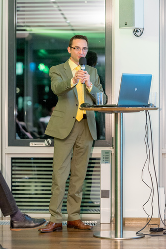 Auf der ordentlichen Hauptversammlung in Wien präsentierte der austro-amerikanische Filterhersteller dexwet International am Freitag seinen neuen Firmenauftritt und seine aktuellen, vielversprechenden Produktentwicklungen für Heizkörper und Automobilindustrie. Vorstand und Aufsichtsrat waren vollständig anwesend, das gut gelaunte und mehrheitlich vertretene Aktionärspublikum erlebte einen leidenschaftlichen Auftritt des Firmengründers. Mit dabei u.a. dexwet-Vorstand Erich Peteln, Clemens Sparowitz und Friedrich Schasché, Aufsichtsräte Ewald Zadradil, Thomas Wally und Robert Socha, Rennauer Motorsport, Autohaus-Chef Toni Ebner. 