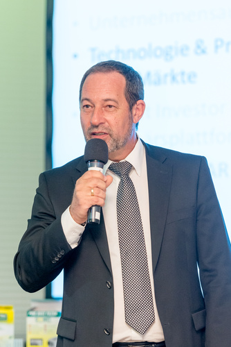 Auf der ordentlichen Hauptversammlung in Wien präsentierte der austro-amerikanische Filterhersteller dexwet International am Freitag seinen neuen Firmenauftritt und seine aktuellen, vielversprechenden Produktentwicklungen für Heizkörper und Automobilindustrie. Vorstand und Aufsichtsrat waren vollständig anwesend, das gut gelaunte und mehrheitlich vertretene Aktionärspublikum erlebte einen leidenschaftlichen Auftritt des Firmengründers. Mit dabei u.a. dexwet-Vorstand Erich Peteln, Clemens Sparowitz und Friedrich Schasché, Aufsichtsräte Ewald Zadradil, Thomas Wally und Robert Socha, Rennauer Motorsport, Autohaus-Chef Toni Ebner. 