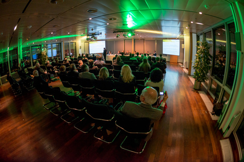 Auf der ordentlichen Hauptversammlung in Wien präsentierte der austro-amerikanische Filterhersteller dexwet International am Freitag seinen neuen Firmenauftritt und seine aktuellen, vielversprechenden Produktentwicklungen für Heizkörper und Automobilindustrie. Vorstand und Aufsichtsrat waren vollständig anwesend, das gut gelaunte und mehrheitlich vertretene Aktionärspublikum erlebte einen leidenschaftlichen Auftritt des Firmengründers. Mit dabei u.a. dexwet-Vorstand Erich Peteln, Clemens Sparowitz und Friedrich Schasché, Aufsichtsräte Ewald Zadradil, Thomas Wally und Robert Socha, Rennauer Motorsport, Autohaus-Chef Toni Ebner. 