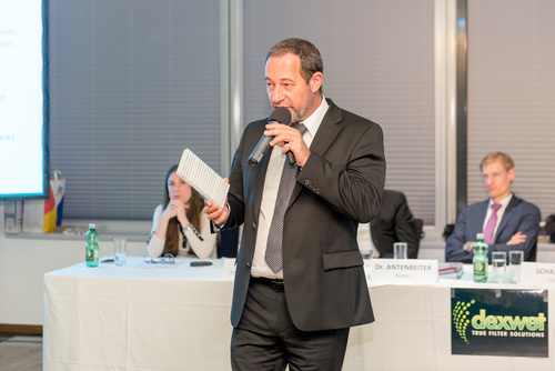 Auf der ordentlichen Hauptversammlung in Wien präsentierte der austro-amerikanische Filterhersteller dexwet International am Freitag seinen neuen Firmenauftritt und seine aktuellen, vielversprechenden Produktentwicklungen für Heizkörper und Automobilindustrie. Vorstand und Aufsichtsrat waren vollständig anwesend, das gut gelaunte und mehrheitlich vertretene Aktionärspublikum erlebte einen leidenschaftlichen Auftritt des Firmengründers. Mit dabei u.a. dexwet-Vorstand Erich Peteln, Clemens Sparowitz und Friedrich Schasché, Aufsichtsräte Ewald Zadradil, Thomas Wally und Robert Socha, Rennauer Motorsport, Autohaus-Chef Toni Ebner. 