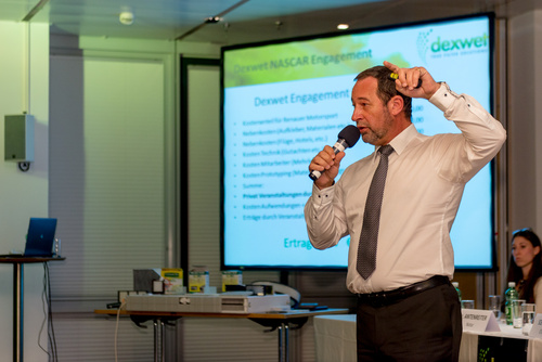 Auf der ordentlichen Hauptversammlung in Wien präsentierte der austro-amerikanische Filterhersteller dexwet International am Freitag seinen neuen Firmenauftritt und seine aktuellen, vielversprechenden Produktentwicklungen für Heizkörper und Automobilindustrie. Vorstand und Aufsichtsrat waren vollständig anwesend, das gut gelaunte und mehrheitlich vertretene Aktionärspublikum erlebte einen leidenschaftlichen Auftritt des Firmengründers. Mit dabei u.a. dexwet-Vorstand Erich Peteln, Clemens Sparowitz und Friedrich Schasché, Aufsichtsräte Ewald Zadradil, Thomas Wally und Robert Socha, Rennauer Motorsport, Autohaus-Chef Toni Ebner. 