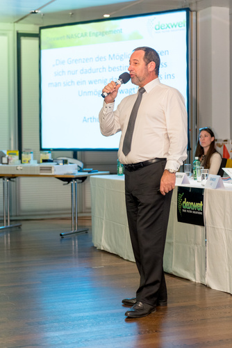 Auf der ordentlichen Hauptversammlung in Wien präsentierte der austro-amerikanische Filterhersteller dexwet International am Freitag seinen neuen Firmenauftritt und seine aktuellen, vielversprechenden Produktentwicklungen für Heizkörper und Automobilindustrie. Vorstand und Aufsichtsrat waren vollständig anwesend, das gut gelaunte und mehrheitlich vertretene Aktionärspublikum erlebte einen leidenschaftlichen Auftritt des Firmengründers. Mit dabei u.a. dexwet-Vorstand Erich Peteln, Clemens Sparowitz und Friedrich Schasché, Aufsichtsräte Ewald Zadradil, Thomas Wally und Robert Socha, Rennauer Motorsport, Autohaus-Chef Toni Ebner. 