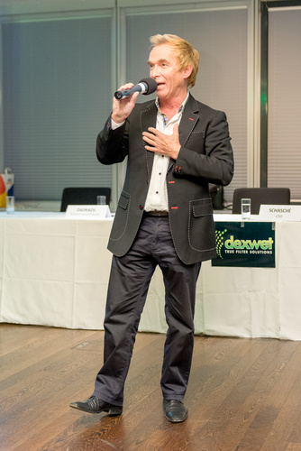 Auf der ordentlichen Hauptversammlung in Wien präsentierte der austro-amerikanische Filterhersteller dexwet International am Freitag seinen neuen Firmenauftritt und seine aktuellen, vielversprechenden Produktentwicklungen für Heizkörper und Automobilindustrie. Vorstand und Aufsichtsrat waren vollständig anwesend, das gut gelaunte und mehrheitlich vertretene Aktionärspublikum erlebte einen leidenschaftlichen Auftritt des Firmengründers. Mit dabei u.a. dexwet-Vorstand Erich Peteln, Clemens Sparowitz und Friedrich Schasché, Aufsichtsräte Ewald Zadradil, Thomas Wally und Robert Socha, Rennauer Motorsport, Autohaus-Chef Toni Ebner. 