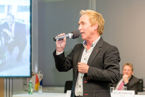 Auf der ordentlichen Hauptversammlung in Wien präsentierte der austro-amerikanische Filterhersteller dexwet International am Freitag seinen neuen Firmenauftritt und seine aktuellen, vielversprechenden Produktentwicklungen für Heizkörper und Automobilindustrie. Vorstand und Aufsichtsrat waren vollständig anwesend, das gut gelaunte und mehrheitlich vertretene Aktionärspublikum erlebte einen leidenschaftlichen Auftritt des Firmengründers. Mit dabei u.a. dexwet-Vorstand Erich Peteln, Clemens Sparowitz und Friedrich Schasché, Aufsichtsräte Ewald Zadradil, Thomas Wally und Robert Socha, Rennauer Motorsport, Autohaus-Chef Toni Ebner. 