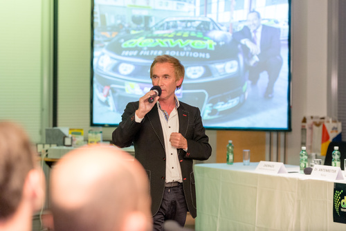 Auf der ordentlichen Hauptversammlung in Wien präsentierte der austro-amerikanische Filterhersteller dexwet International am Freitag seinen neuen Firmenauftritt und seine aktuellen, vielversprechenden Produktentwicklungen für Heizkörper und Automobilindustrie. Vorstand und Aufsichtsrat waren vollständig anwesend, das gut gelaunte und mehrheitlich vertretene Aktionärspublikum erlebte einen leidenschaftlichen Auftritt des Firmengründers. Mit dabei u.a. dexwet-Vorstand Erich Peteln, Clemens Sparowitz und Friedrich Schasché, Aufsichtsräte Ewald Zadradil, Thomas Wally und Robert Socha, Rennauer Motorsport, Autohaus-Chef Toni Ebner. 