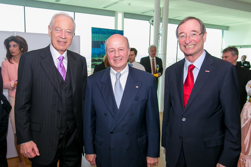 Mit über 350 Festgästen feierte der Malteserbotschafter und Vorsitzende des International Council der Organisation für Internationale Wirtschaftsbeziehungen (OiER), Prof. Günther Granser, seinen 70. Geburtstag in der Wirtschaftskammer Österreich. WKO-Präsident Christoph Leitl würdigte ihn als 