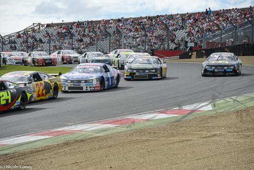 Erfolgreiches NASCAR-Weekend für Renauer Motorsport im englischen Brands Hatch. Zwei zweite Plätze am Sonntag für Dominic Tiroch (Elite 1, Challenger) und Philipp Lietz (Elite 2, Rookie). In der Gesamtwertung ein 21. und ein 16. Platz für Tiroch (Elite 1) und ein 9. und ein 5. Platz für Lietz (Elite 2). Das Team powered by ?dexwet? liegt im Gesamt-Classement nach zwei Renn-Wochenenden von 32 Teams auf Platz 10, das Konkurrenzteam DF1 auf Platz 8. http://bit.ly/1kJiiBj
