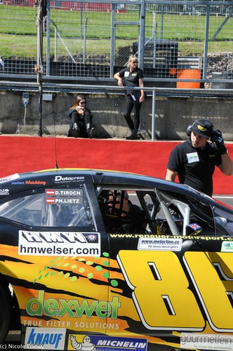 Erfolgreiches NASCAR-Weekend für Renauer Motorsport im englischen Brands Hatch. Zwei zweite Plätze am Sonntag für Dominic Tiroch (Elite 1, Challenger) und Philipp Lietz (Elite 2, Rookie). In der Gesamtwertung ein 21. und ein 16. Platz für Tiroch (Elite 1) und ein 9. und ein 5. Platz für Lietz (Elite 2). Das Team powered by ?dexwet? liegt im Gesamt-Classement nach zwei Renn-Wochenenden von 32 Teams auf Platz 10, das Konkurrenzteam DF1 auf Platz 8. http://bit.ly/1kJiiBj
