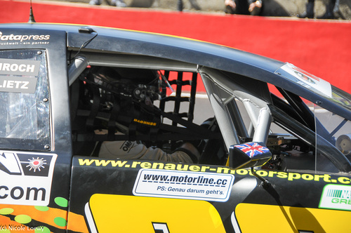 Erfolgreiches NASCAR-Weekend für Renauer Motorsport im englischen Brands Hatch. Zwei zweite Plätze am Sonntag für Dominic Tiroch (Elite 1, Challenger) und Philipp Lietz (Elite 2, Rookie). In der Gesamtwertung ein 21. und ein 16. Platz für Tiroch (Elite 1) und ein 9. und ein 5. Platz für Lietz (Elite 2). Das Team powered by ?dexwet? liegt im Gesamt-Classement nach zwei Renn-Wochenenden von 32 Teams auf Platz 10, das Konkurrenzteam DF1 auf Platz 8. http://bit.ly/1kJiiBj