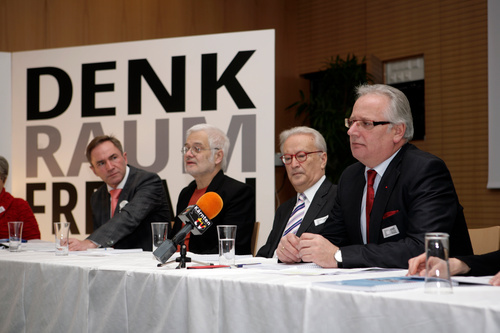 Am 22. Jänner 2015 hat sich der Denk.Raum.Fresach bei einem Pressegespräch in der Alpen-Adria-Universität Klagenfurt der Öffentlichkeit vorgestellt. Der Präsident des Kuratoriums, Hannes Swoboda, informierte über die ersten Maßnahmen, darunter die Veranstaltung der Europäischen Toleranzgespräche am 22. Mai im Bergdorf Fresach. Im Bild: Evang. Superintendent Manfred Sauer, PEN-Club Austria Präsident Helmut A. Niederle, Hannes Swoboda, Landtagspräsident Reinhart Rohr.