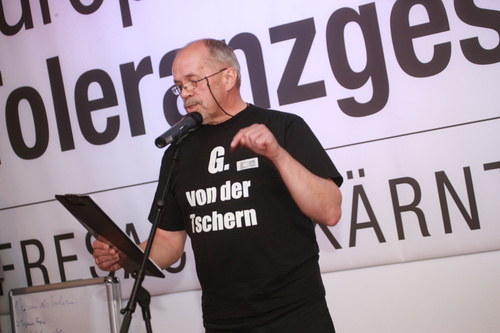 Fotodienst-Album Nr. 2: Nur Gewinner gab es beim Young Poetry Slam im Rahmen der Europäischen Toleranzgespräche in Fresach. PEN-Ciub Austria Präsident Helmuth A. Niederle lobte die hohe Qualität der einzelnen Performances und versprach deren Publikation im PEN-Buch zu den Toleranzgesprächen.