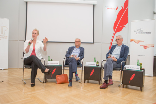 Bei einer Veranstaltung des Sir Peter Ustinov Instituts in der Wiener Concordia diskutierten die deutsch-amerikanische Kognitionsforscherin Elisabeth Wehling, der Kulturhistoriker Walter Ötsch und SP-Politiker Hannes Swoboda mit dem Publikum über Populismus und politische Sprache.   