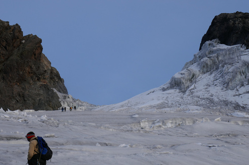 Binnen hundert Jahren schrumpfte Afrikas größter Gletscher im Ruwenzori-Gebirge um über 90 Prozent. Wenn es so weitergeht, sind die legendären Mondberge in Uganda in zwanzig Jahren eisfrei, glauben Klimaforscher. Welche Auswirkungen das auf die Wasserversorgung von ganz Ost- und Nordafrika haben könnte, ist noch gar nicht abzusehen.