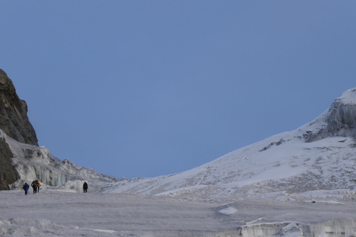 Binnen hundert Jahren schrumpfte Afrikas größter Gletscher im Ruwenzori-Gebirge um über 90 Prozent. Wenn es so weitergeht, sind die legendären Mondberge in Uganda in zwanzig Jahren eisfrei, glauben Klimaforscher. Welche Auswirkungen das auf die Wasserversorgung von ganz Ost- und Nordafrika haben könnte, ist noch gar nicht abzusehen.