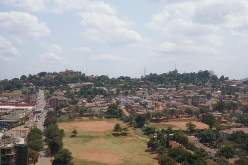 Die ostafrikanische Republik Uganda ist reich an Natur- und Bodenschätzen, ein immergrünes und saftiges Agrarland. Und trotzdem ist die Armut unübersehbar, Umweltschutz ein Fremdwort und das Bevölkerungswachstum mit 5 Prozent pro Jahr alarmierend. Für Investoren und Abenteurer gibt es reichlich Arbeit.