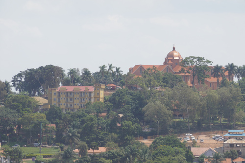 Die ostafrikanische Republik Uganda ist reich an Natur- und Bodenschätzen, ein immergrünes und saftiges Agrarland. Und trotzdem ist die Armut unübersehbar, Umweltschutz ein Fremdwort und das Bevölkerungswachstum mit 5 Prozent pro Jahr alarmierend. Für Investoren und Abenteurer gibt es reichlich Arbeit.