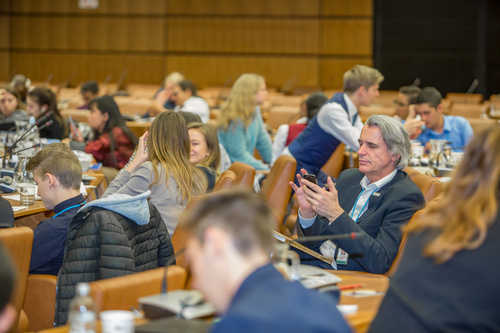Der Permanente Beobachter des Souveränen Malteser Ordens bei den Vereinten Nationen, Botschafter Günther A. Granser, hat verstärkte Informations- und Aufklärungsaktivitäten seiner Institution zur Bekämpfung des weltweiten Drogenmissbrauchs angekündigt. Zuvor besuchte der Generaldirektor des UN-Büros für Drogen- und Verbrechensbekämpfung, Yuri Fedotov, die Sitzung der Jugend-Initiative, die vom Malteserorden unterstützt wird.