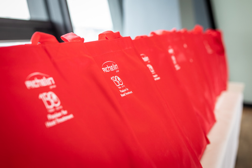 Der international tätige Industrieofenbauer Aichelin lud Ende Mai zum 150. Firmenjubiläum ins Stuttgarter Porschemuseum. Kunden, Partner und Mitarbeiter aus der ganzen Welt gratulierten. 