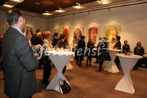 © fotodienst/Katharina Schiffl - Wien 16.11.2009 - Kunst im Parlament: Erika Seywald präsentiert 30 zum Teil großformatigen Arbeiten in Öl und Eitempera. Zur Präsentation in den Klubräumlichkeiten der ÖVP lud Klubchef Karlheinz Kopf, selbst Kunstliebhaber und Sammler, etwa 200 Gäste und Freunde des Hauses.
