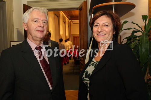 © fotodienst/Katharina Schiffl - Wien 16.11.2009 - Kunst im Parlament: Erika Seywald präsentiert 30 zum Teil großformatigen Arbeiten in Öl und Eitempera. Zur Präsentation in den Klubräumlichkeiten der ÖVP lud Klubchef Karlheinz Kopf, selbst Kunstliebhaber und Sammler, etwa 200 Gäste und Freunde des Hauses.