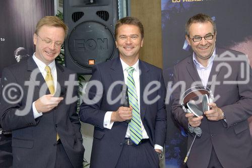 Das weltbekannte österreichische Unternehmen AKG Acoustics auf neuem internationalen Erfolgskurs. Bild v.l. Wolfgang Brunner(Marketing Manager AKG); Stefan Gubi(Geschäftsführer AKG); Gerald Kiska(Designer AKG - Kiska GmbH)                               