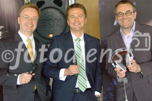 Das weltbekannte österreichische Unternehmen AKG Acoustics auf neuem internationalen Erfolgskurs. Bild v.l. Wolfgang Brunner(Marketing Manager AKG); Stefan Gubi(Geschäftsführer AKG); Gerald Kiska(Designer AKG - Kiska GmbH)                               