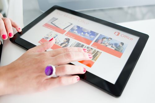  (c) fotodienst/Anna Rauchenberger - Wien, am 24.07.2012 – Heute wurden die ersten Einblicke in die kommenden Microsoft Office-Anwendungen gegeben. Die künftige Office-Lösung zeichnet sich durch ihr intuitives Design aus und ermöglicht eine einfache Bedienung der neuen Windows Geräte und Tablets per Touch, Stift oder auch via Maus und Tastatur. Eine weitere zentrale Neuerung erwartet den Anwender für den Social Media Bereich. Microsoft bietet das neue Office als Cloud Service an. FOTO Tablet mit den neuen Office-Anwendungen: