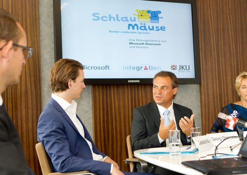  (c) fotodienst/Anna Rauchenberger - Wien, am 10.09.2012 – Von der bereits 2005 gestarteten Initiative „Schlaumäuse“ profitieren insbesondere Kinder mit Sprachdefiziten oder Migrationshintergrund. Microsoft bringt 2012 eine neue Version der Software heraus und plant gemeinsam mit seinen Partnern, der Universität Linz und dem Staatssekretariat, über 50 000 Kindern einen Zugang zum Schlaumäuse -Programm zu ermöglichen. FOTO v.l.  Sebastian Kurz, Staatssekretär für Integration, Georg Obermeier, Geschäftsführer Microsoft Österreich: