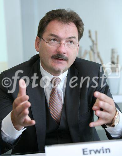 (C)fotodienst/Anna Rauchenberger -  Wien, am 08.06.2009 - Heute präsentierte die Kapsch TrafficCom im Hotel Le Méridien die Zahlen für das Wirtschaftsjahr 2008/09. Kapsch konnte den Gesamtumsatz des Vorjahres um 8% steigern. FOTO:  Erwin Toplak, Mitglied des Vorstandes, Kapsch TrafficCom