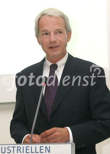 (C) Anna Rauchenberger - Wien 29.05.2007 - AT Kearney in Kooperation mit der Industriellen Vereinigung veranstaltete heute im Haus der Industrie einen Business-Lunch zum Thema 'Wachsen in Nischen'. FOTO: Dr. Robert Kremlicka (Vice President und Geschäftsführer, A.T. Kearney Ges.m.b.H.).