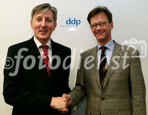 (C) Fotodienst/ddp - Berlin - Vertragsunterzeichnung zum Joint Venture zwischen ddp und pressetext: Foto v.l.: Dr. Franz Temmel, (Geschäftsführer pressetext), Dr. Mathias Schulze( Geschäftsführer ddp).