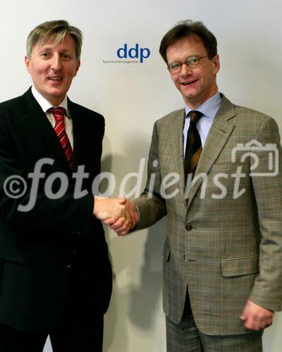 (C) Fotodienst/ddp - Berlin - Vertragsunterzeichnung zum Joint Venture zwischen ddp und pressetext: Foto v.l.: Dr. Franz Temmel, (Geschäftsführer pressetext), Dr. Mathias Schulze( Geschäftsführer ddp).