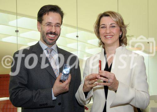 (C) fotodienst/Anna Rauchenberger - Wien 07.02.2007  - Sony Ericsson stellt die neuesten Produkte vor. FOTO v.r.: Andrea Gaal (General Manager Österreich & Schweiz) und Andreas Burtscher (Product Marketing Mgr. Austria).