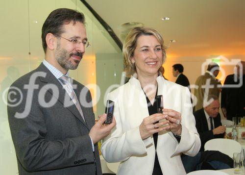 (C) fotodienst/Anna Rauchenberger - Wien 07.02.2007  - Sony Ericsson stellt die neuesten Produkte vor. FOTO v.r.: Andrea Gaal (General Manager Österreich & Schweiz) und Andreas Burtscher (Product Marketing Mgr. Austria).