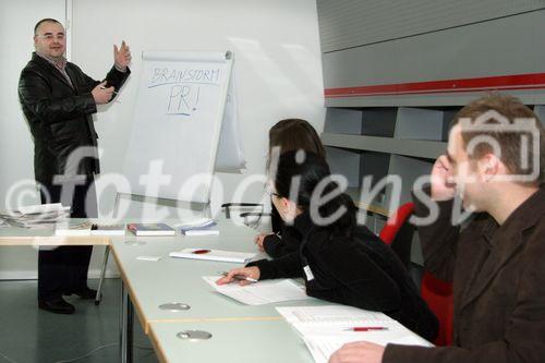 (C) fotodienst/Anna Rauchenberger - Wien 06.02.2007  - Ab 2007 bietet pressetext.austria seinen Kunden, Abonnenten und Interessenten rundum erneuerte Workshops zum Thema Presse- und Medienarbeit im Internet. In den neuen Praxis-Workshop geben die Medien-Profis Hubert Thurnhofer und Alois Gmeiner erstmals auch Best Practise und Creative Tipps für einen PR-Themenplan. FOTO: Werbetherapeut und Autor Alois Gmeiner bei der Arbeit mit den WorkshopteilnehmerInnen.