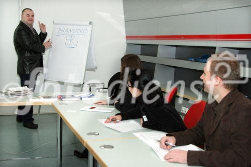 (C) fotodienst/Anna Rauchenberger - Wien 06.02.2007  - Ab 2007 bietet pressetext.austria seinen Kunden, Abonnenten und Interessenten rundum erneuerte Workshops zum Thema Presse- und Medienarbeit im Internet. In den neuen Praxis-Workshop geben die Medien-Profis Hubert Thurnhofer und Alois Gmeiner erstmals auch Best Practise und Creative Tipps für einen PR-Themenplan. FOTO: Werbetherapeut und Autor Alois Gmeiner bei der Arbeit mit den WorkshopteilnehmerInnen.