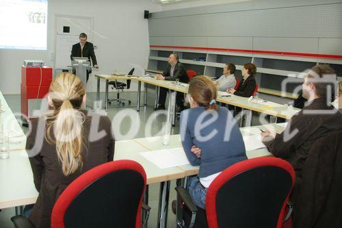 (C) fotodienst/Anna Rauchenberger - Wien 06.02.2007  - Ab 2007 bietet pressetext.austria seinen Kunden, Abonnenten und Interessenten rundum erneuerte Workshops zum Thema Presse- und Medienarbeit im Internet. In den neuen Praxis-Workshop geben die Medien-Profis Hubert Thurnhofer und Alois Gmeiner erstmals auch Best Practise und Creative Tipps für einen PR-Themenplan. FOTO: Medienprofi Mag. Hubert Thurnhofer bei der Arbeit mit den WorkshopteilnehmerInnen.