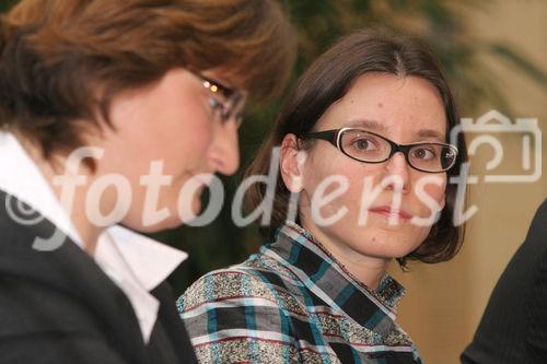 (C) fotodienst/Anna Rauchenberger - Wien - 11.01.2007 - Podiumsdiskussion zum Thema 'Gemeinsamkeiten erkennen, Synergien nutzen'. FOTO v.l.:  Carmen Mentil (GF Alpine-Pearls), Julia Balatkat (Odyssee Reisen).