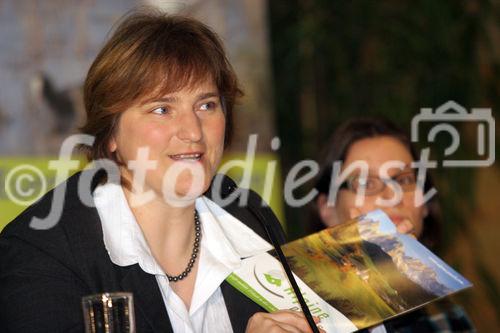 (C) fotodienst/Anna Rauchenberger - Wien - 11.01.2007 - Podiumsdiskussion zum Thema 'Gemeinsamkeiten erkennen, Synergien nutzen'. FOTO: Carmen Mentil (GF Alpine-Pearls).