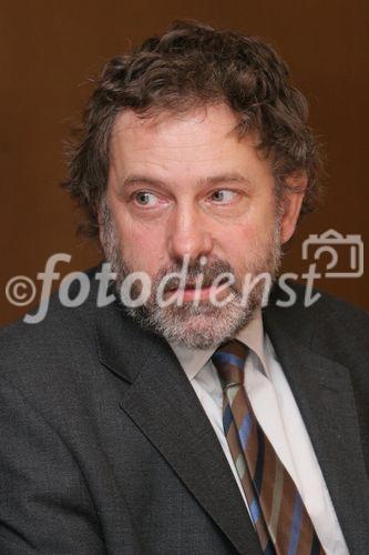 (C) fotodienst/Anna Rauchenberger - Wien 15.11.2006  - Nanotechnologie in Österreich: Schon bald soll Nanotechnologie, die Wissenschaft und Technologie auf atomarer beziehungsweise molekularer Ebene, unseren Alltag verändern. FOTO: A.o. Univ. Prof. Dr. Gottfried Strasser (TU Wien, Zentrum für Mikro- und Nanostrukturen).