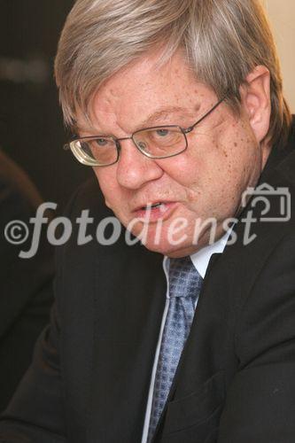 (C) fotodienst/Anna Rauchenberger - Wien 15.11.2006  - Nanotechnologie in Österreich: Schon bald soll Nanotechnologie, die Wissenschaft und Technologie auf atomarer beziehungsweise molekularer Ebene, unseren Alltag verändern. FOTO: Prof. Dipl.-Phys. Dr. med. habil Dieter Falkenhagen (Head of the Department of Environmental and Medical Sciences, Head of the Center of Biomedical Technology, DonauUniversität Krems).