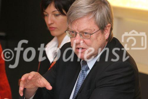 (C) fotodienst/Anna Rauchenberger - Wien 15.11.2006  - Nanotechnologie in Österreich: Schon bald soll Nanotechnologie, die Wissenschaft und Technologie auf atomarer beziehungsweise molekularer Ebene, unseren Alltag verändern. FOTO v.l.: DI Sigrid Karner (WINN - west austrian initiative for nano networking), Prof. Dipl.-Phys. Dr. med. habil Dieter Falkenhagen (Head of the Department of Environmental and Medical Sciences, Head of the Center of Biomedical Technology, DonauUniversität Krems).