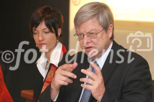 (C) fotodienst/Anna Rauchenberger - Wien 15.11.2006  - Nanotechnologie in Österreich: Schon bald soll Nanotechnologie, die Wissenschaft und Technologie auf atomarer beziehungsweise molekularer Ebene, unseren Alltag verändern. FOTO v.l.: DI Sigrid Karner (WINN - west austrian initiative for nano networking), Prof. Dipl.-Phys. Dr. med. habil Dieter Falkenhagen (Head of the Department of Environmental and Medical Sciences, Head of the Center of Biomedical Technology, DonauUniversität Krems).